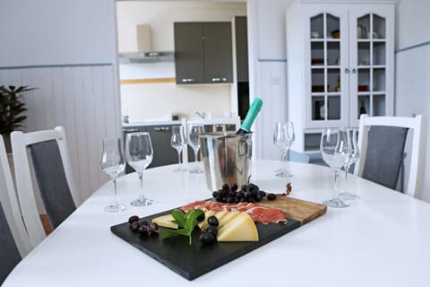 Food and drinks, Dining area, Food, Lunch, Dinner, Drinks, Alcoholic drinks