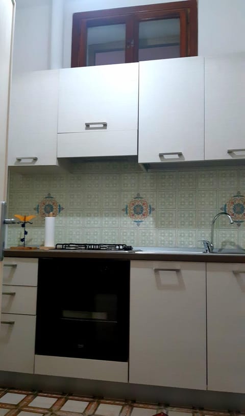 Coffee/tea facilities, Kitchen or kitchenette, stove