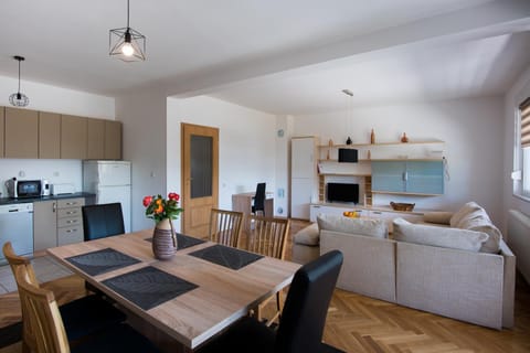 Kitchen or kitchenette, Living room, Seating area, Dining area