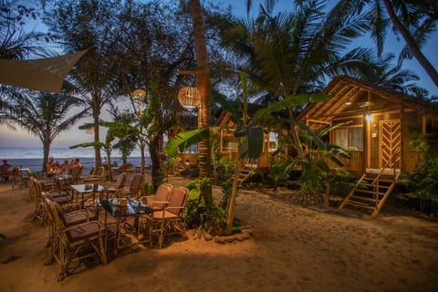 Property building, Restaurant/places to eat, Neighbourhood, Garden, Seating area, On site, Garden view, Sea view, Sunset