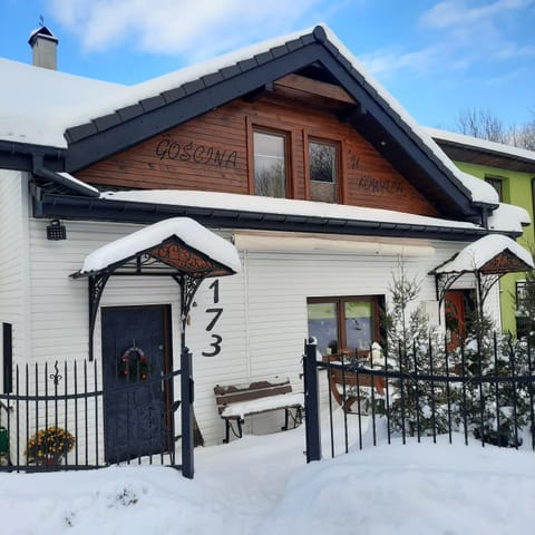 Property building, Facade/entrance, Day, Winter, Seating area, Area and facilities, locker