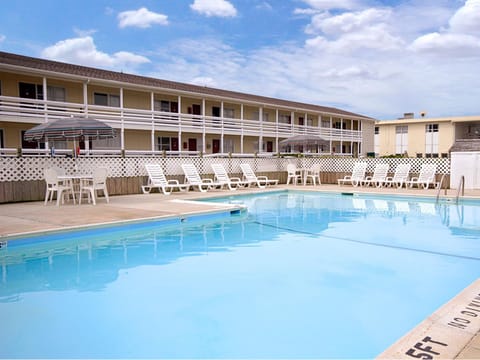 Facade/entrance, Pool view, Swimming pool, Swimming pool, sunbed