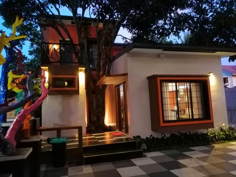 Facade/entrance
