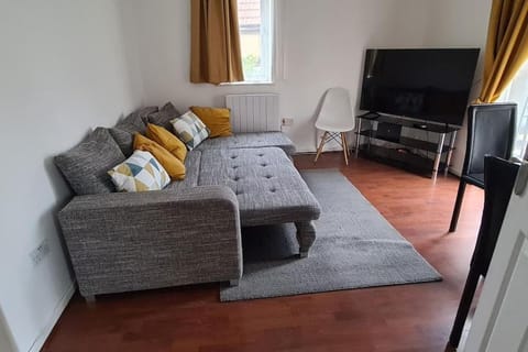 Communal lounge/ TV room, TV and multimedia, Living room, Seating area, Evening entertainment