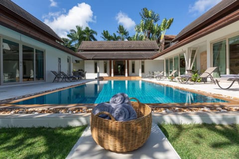 Swimming pool, sunbed