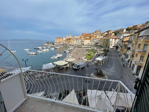 Bird's eye view, City view, Sea view, Location