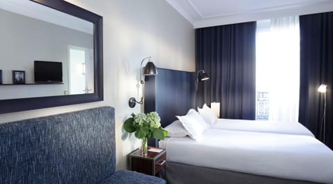 Bed, TV and multimedia, Photo of the whole room, Bedroom, Shopping Area