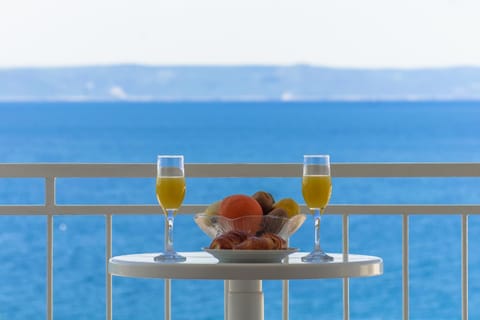 Balcony/Terrace, Food and drinks, Food, Sea view, Drinks