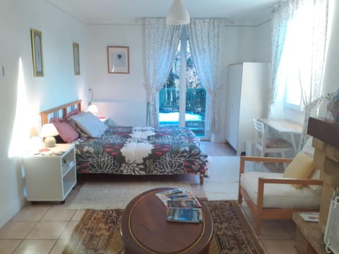 Bed, Living room, Photo of the whole room, Bedroom, Parking
