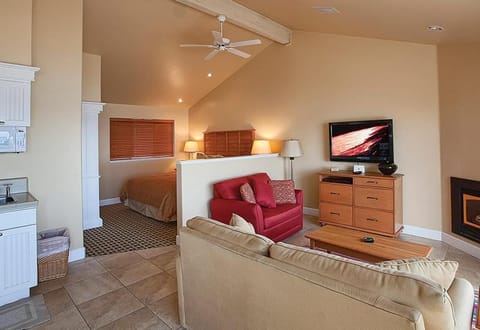 Bed, Photo of the whole room, fireplace