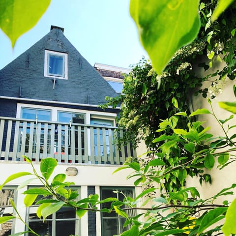 LUXE TOPLOCATIE! Monument hartje centrum Dordrecht, 2 badkamers, 2 keukens, tuintje (10 personen) Apartment in Dordrecht