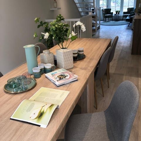 LUXE TOPLOCATIE! Monument hartje centrum Dordrecht, 2 badkamers, 2 keukens, tuintje (10 personen) Apartment in Dordrecht