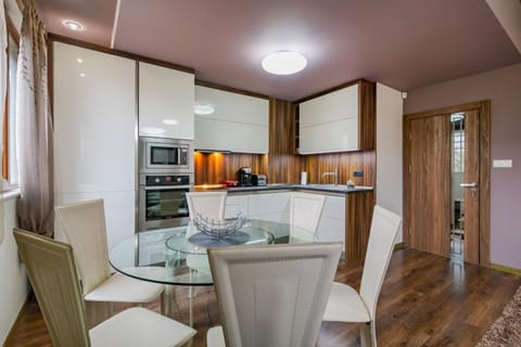 Kitchen or kitchenette, Dining area