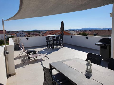 Day, Summer, BBQ facilities, Coffee/tea facilities, Balcony/Terrace, Seating area, Dining area, City view, Landmark view, Mountain view, Street view, Alcoholic drinks, Non alcoholic drinks