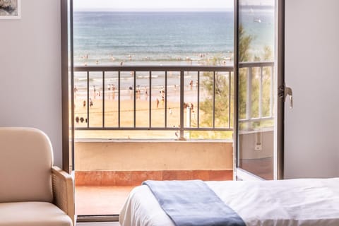 Bed, Natural landscape, View (from property/room), Balcony/Terrace, Photo of the whole room, Beach, Bedroom, Sea view