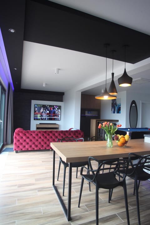 TV and multimedia, Kitchen or kitchenette, Living room, Seating area, Dining area