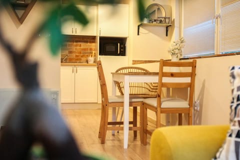 Kitchen or kitchenette, Seating area, Dining area
