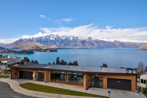 Facade/entrance, Lake view, Mountain view, Street view