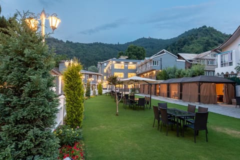 Property building, Spring, Natural landscape, Garden, Garden view, Mountain view