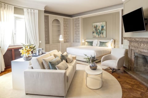 Photo of the whole room, Decorative detail, Seating area, Bedroom
