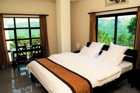 Bed, Photo of the whole room, Seating area, Bedroom, Garden view, Mountain view