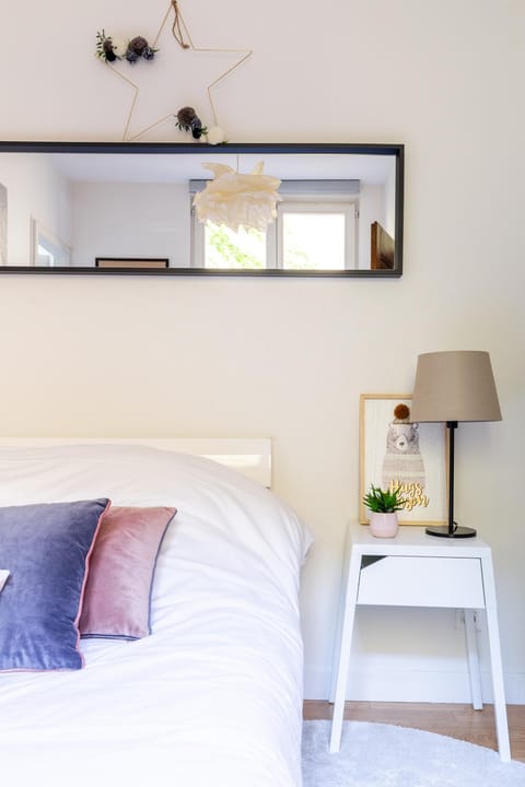 Bed, Photo of the whole room, Decorative detail, Bedroom