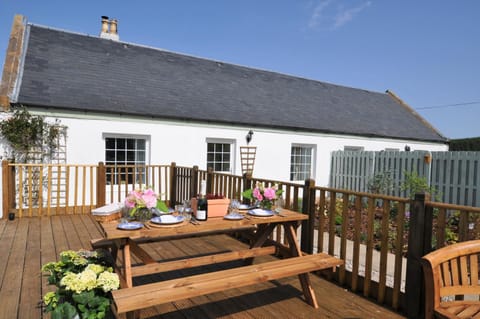 Patio, BBQ facilities, Decorative detail, Garden view