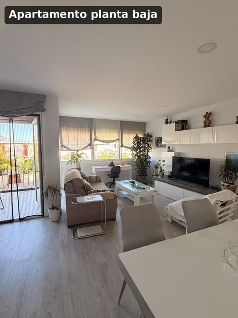 Communal lounge/ TV room, TV and multimedia, Living room, Lounge or bar, Seating area, Dining area, Evening entertainment