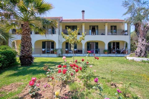 Property building, Patio, Spring, Day, Natural landscape, Garden, Garden view
