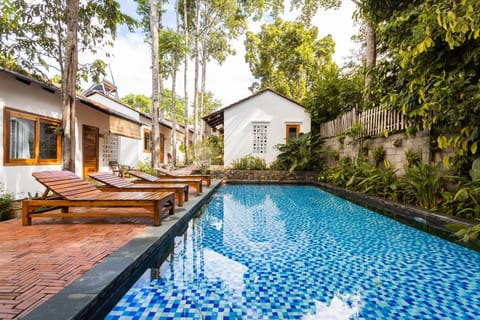 Property building, Day, Garden, Swimming pool, Swimming pool
