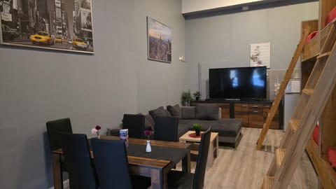 Bed, TV and multimedia, Living room, Photo of the whole room, Seating area, Bedroom