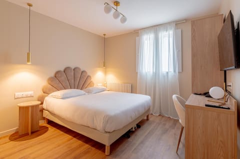 TV and multimedia, Photo of the whole room, Bedroom