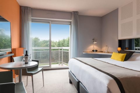 TV and multimedia, Balcony/Terrace, Seating area, Bedroom
