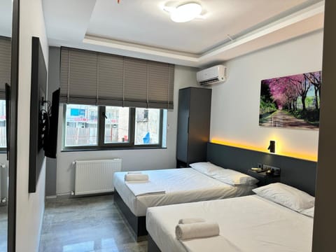 Bed, TV and multimedia, Photo of the whole room, Bedroom, towels, air conditioner