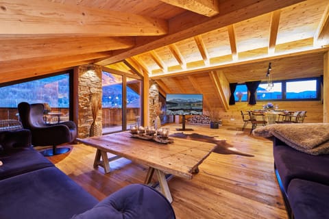 Communal lounge/ TV room, TV and multimedia, View (from property/room), View (from property/room), Living room, Seating area, Dining area, Mountain view, Sunset