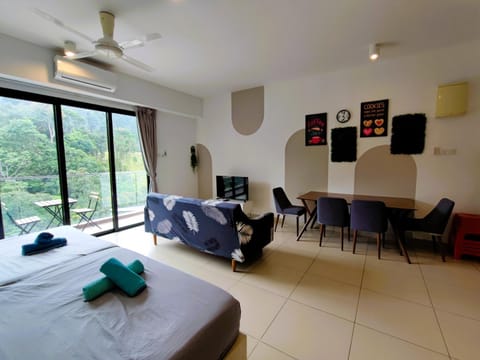 Communal lounge/ TV room, Bed, TV and multimedia, Living room, Photo of the whole room, Seating area, Evening entertainment, Bedroom, towels
