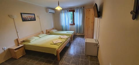 Bed, Photo of the whole room, Bedroom, internet, towels, air conditioner