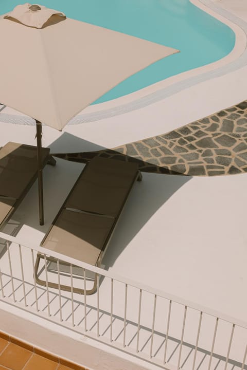 Swimming pool, sunbed