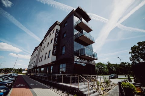 Property building, Restaurant/places to eat, Facade/entrance, Area and facilities