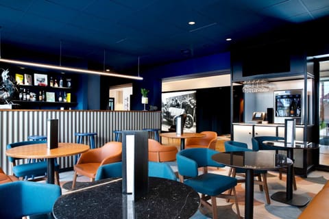 Restaurant/places to eat, Lounge or bar