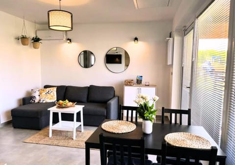 Facade/entrance, TV and multimedia, Living room, Decorative detail, Seating area, Dining area, hair dresser