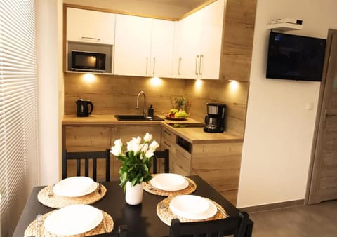 TV and multimedia, Coffee/tea facilities, Kitchen or kitchenette, Food and drinks, Dining area, Food, Area and facilities, minibar, stove