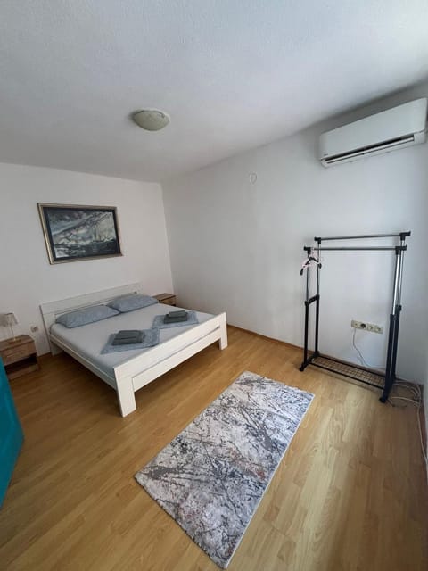 Bed, Bedroom, air conditioner