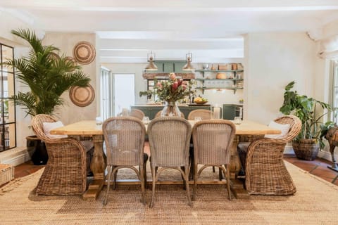 Homely Cape Dutch house with pool & mountain view Villa in Cape Town