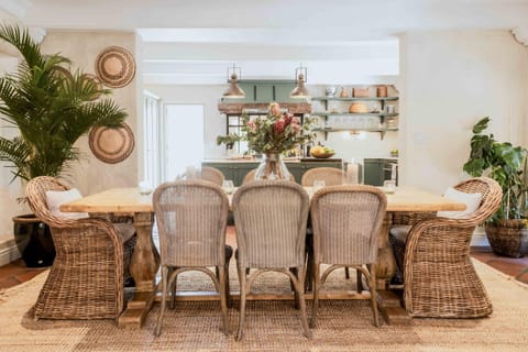 Homely Cape Dutch house with pool & mountain view Villa in Cape Town