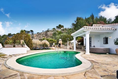 Property building, Garden, Garden view, Pool view, Swimming pool, sunbed