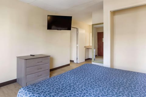 Bed, TV and multimedia, Bedroom