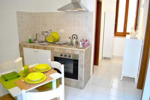 Kitchen or kitchenette, Dining area, oven, stove