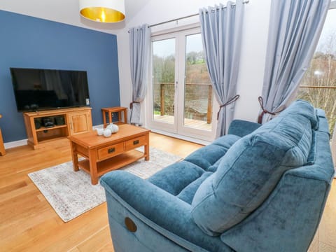 1 Lake View House in England