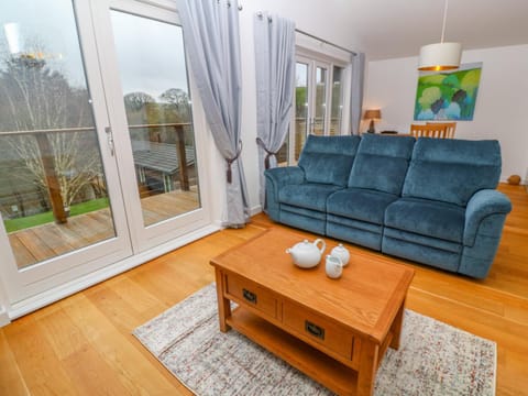 1 Lake View House in England